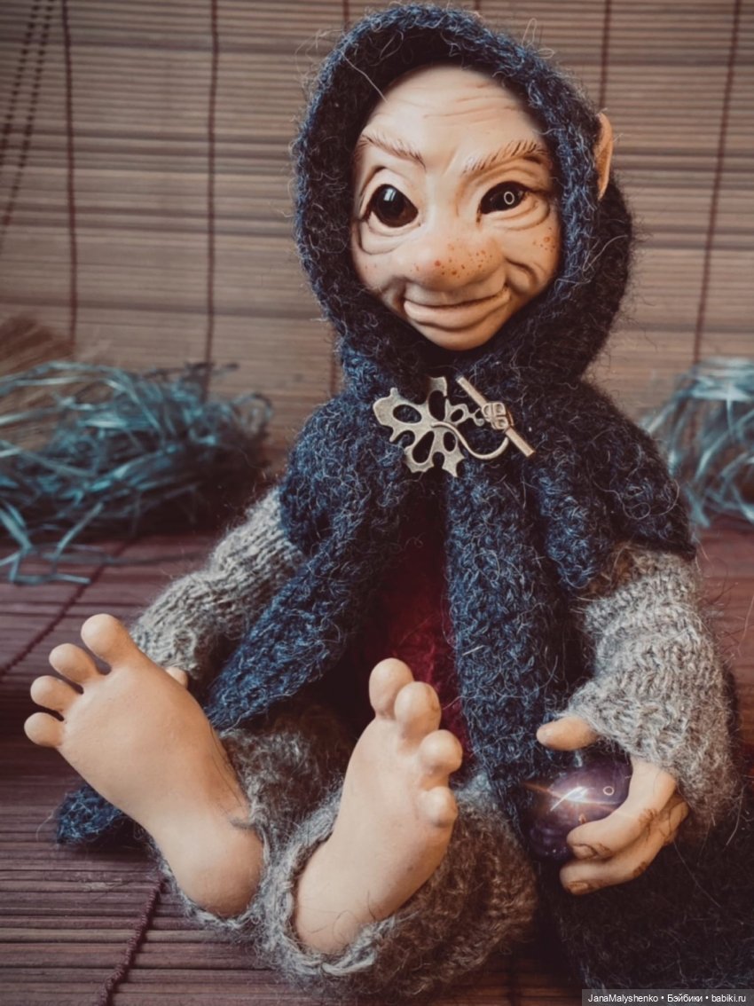 Тролль с камнем