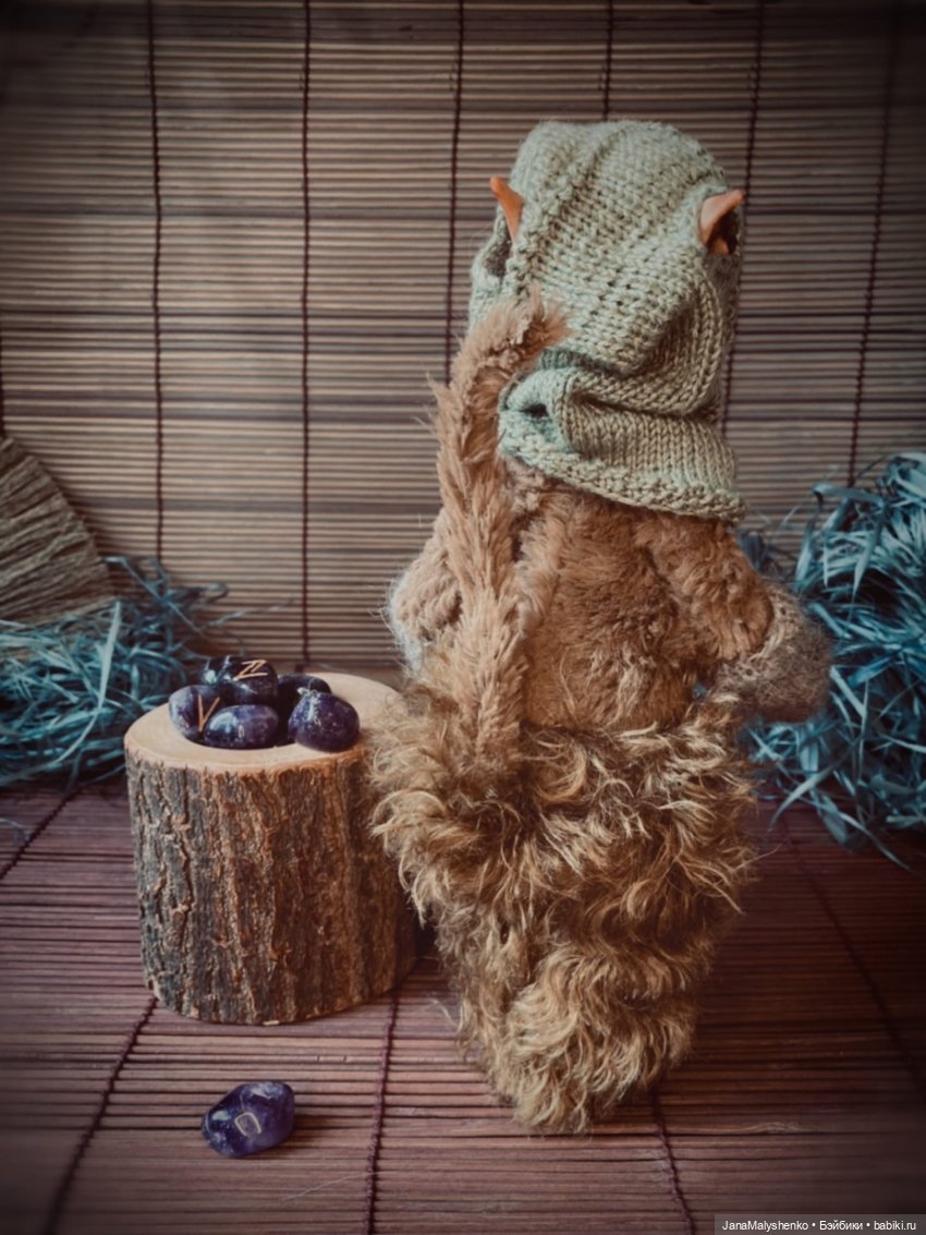 Тролль в зеленой шапке сзади