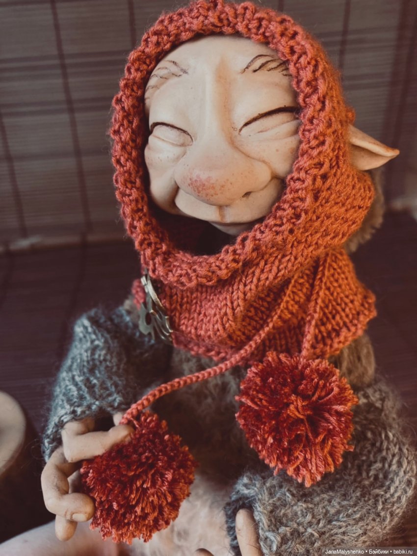 Тролль в красном снуде