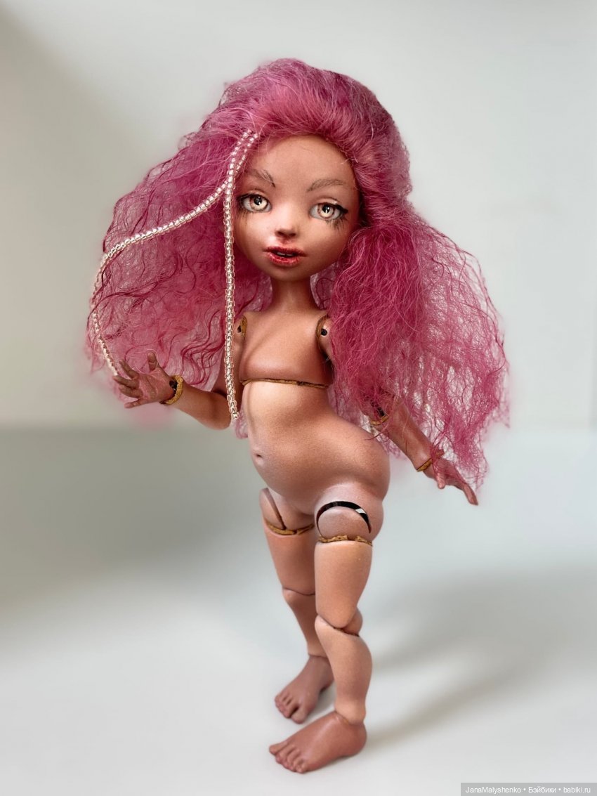 шарнирная кукла с розовыми волосами