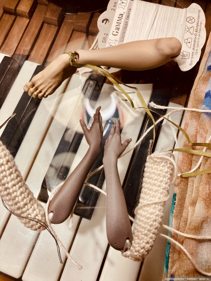 руки на проволочном каркасе руки на проволочном каркасе