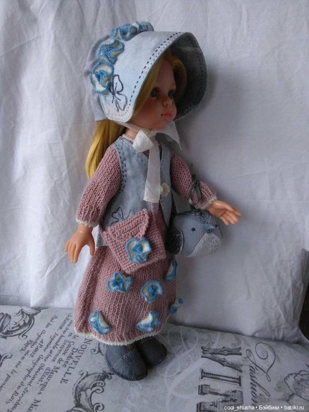 Девочки одеваются. Медленно, но верно. Ягужка