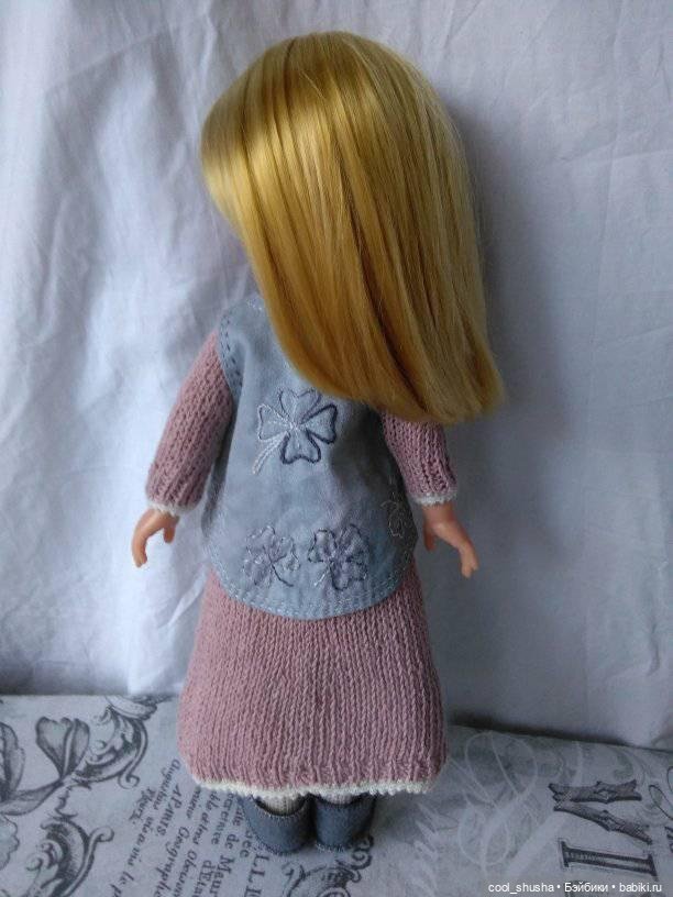 Девочки одеваются. Медленно, но верно. Ягужка