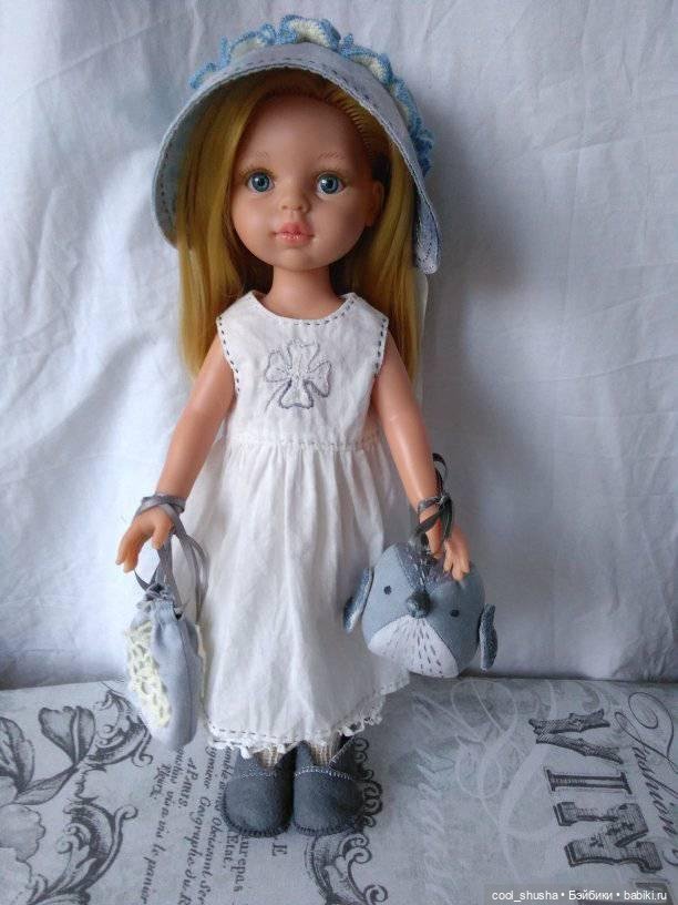 Девочки одеваются. Медленно, но верно. Ягужка