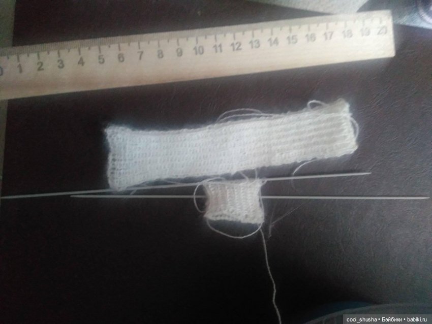 Девочки одеваются. Медленно, но верно. Ягужка