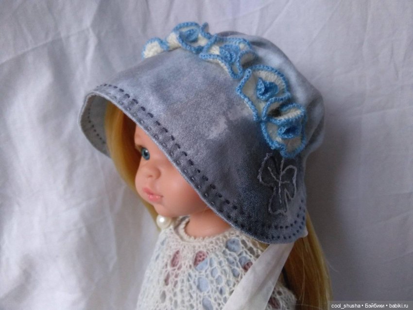 Девочки одеваются. Медленно, но верно. Ягужка