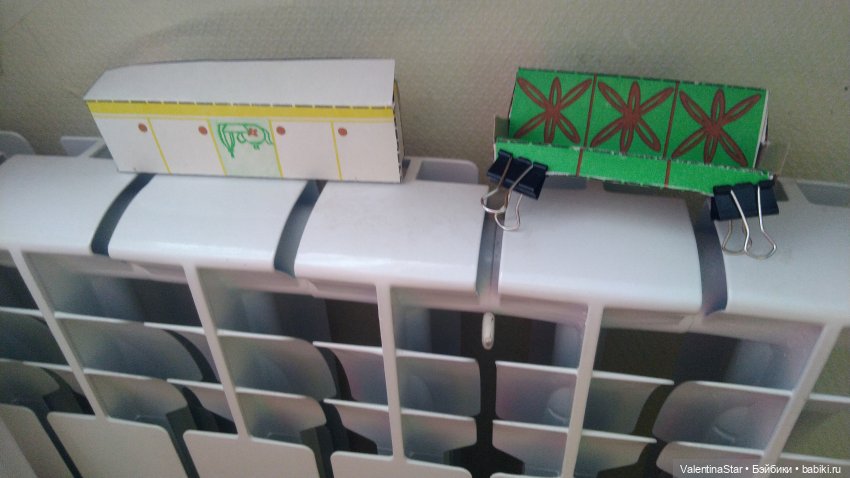 Сушу на батарее и прижимаю клипсами и резинками