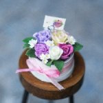Цветы в розовой шляпной коробке с розовой лентой. Миниатюра 1:6