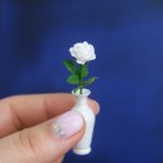 Бела роза в белой пластиковой вазе. Миниатюра 1:6