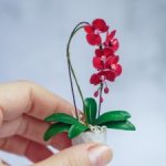 Орхидея Фаленопсис с красными цветками в белом горшке. Миниатюра 1:6