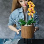 Орхидея Фаленопсис с жёлтыми цветками в дубовом кашпо на ножках. Миниатюра 1:6