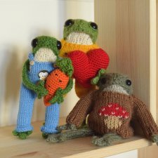 Вязаные лягушки
