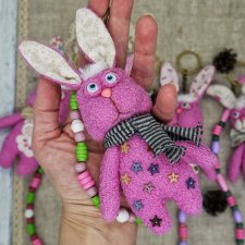 Брелок-игрушка Зайка с подвесом из деревянных бусин