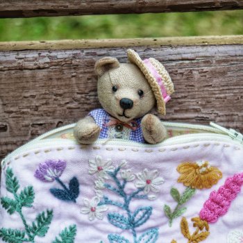 Мишка талисман в косметичке