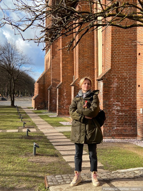 Кусочек стены Кафедрального собора как раз виден за нами