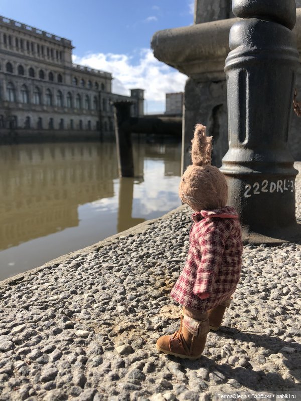 Любуется Олег зданием бывшей немецкой биржи