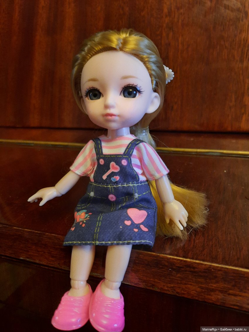 Привет сестрёнке! Мы из Пятёрочки приехали ещё осенью, как только такие куклы вообще появились в продаже. Доченька себе блондинку взяла)