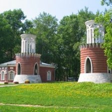 Девочки спешат на прогулку
