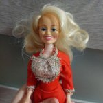 Винтажная барбиобразная кукла в большой грудью