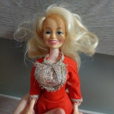 Винтажная барбиобразная кукла в большой грудью