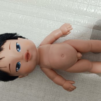 Кукла Famosa. Интересный малыш.