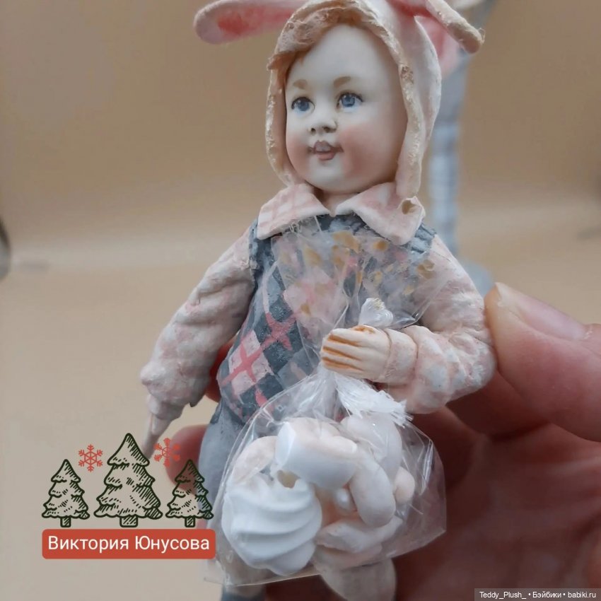 Ватная игрушка мальчик в костюме зайчика с подарком. Выполнена из льняной ваты. Окрашен акриловыми красками.