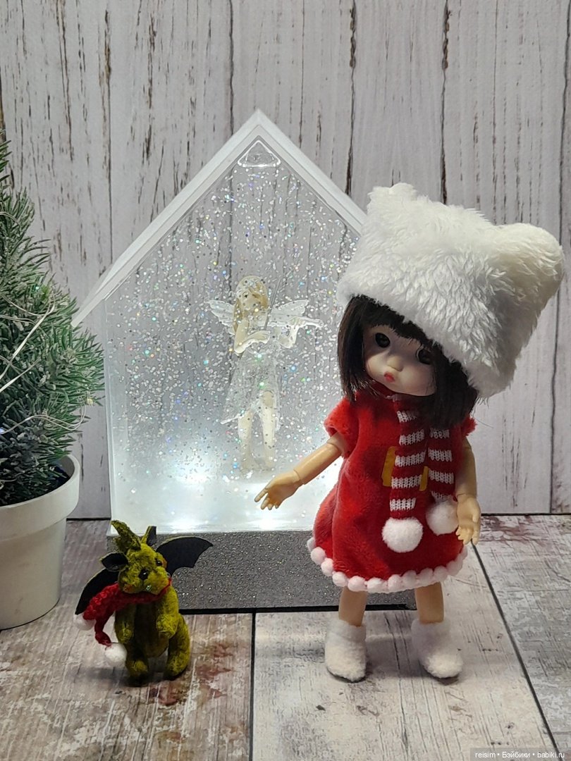 Маленькая куколка любит дружить