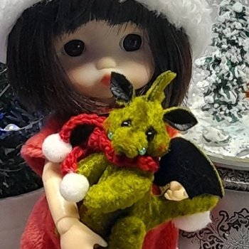 Маленькая куколка любит дружить