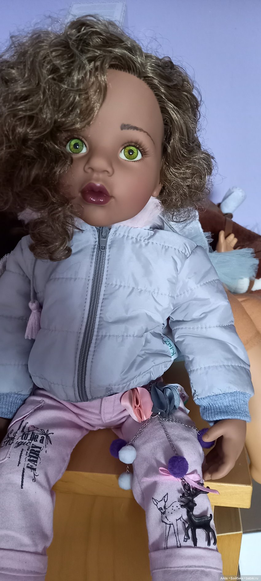 В живую они не такие яркие, выглядит очень натурально.