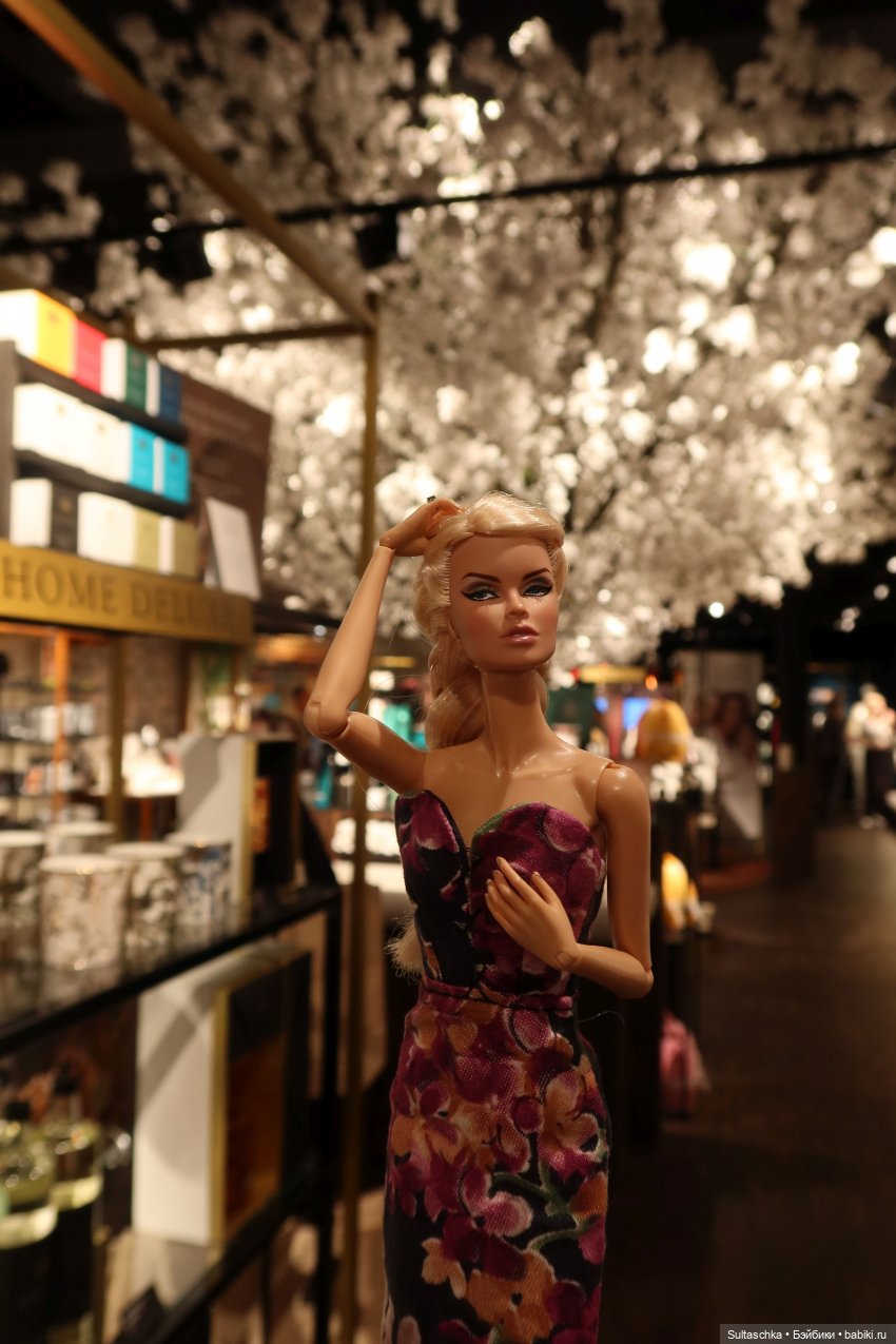 Светские новости. Женевьева путешествует