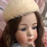 Шапочка-таблетка из перьев  50 годов