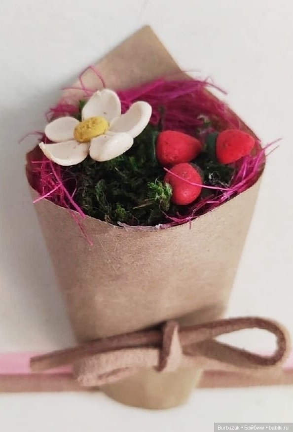 Аксессуар для куольного домика - мини-букетик с земляникой.