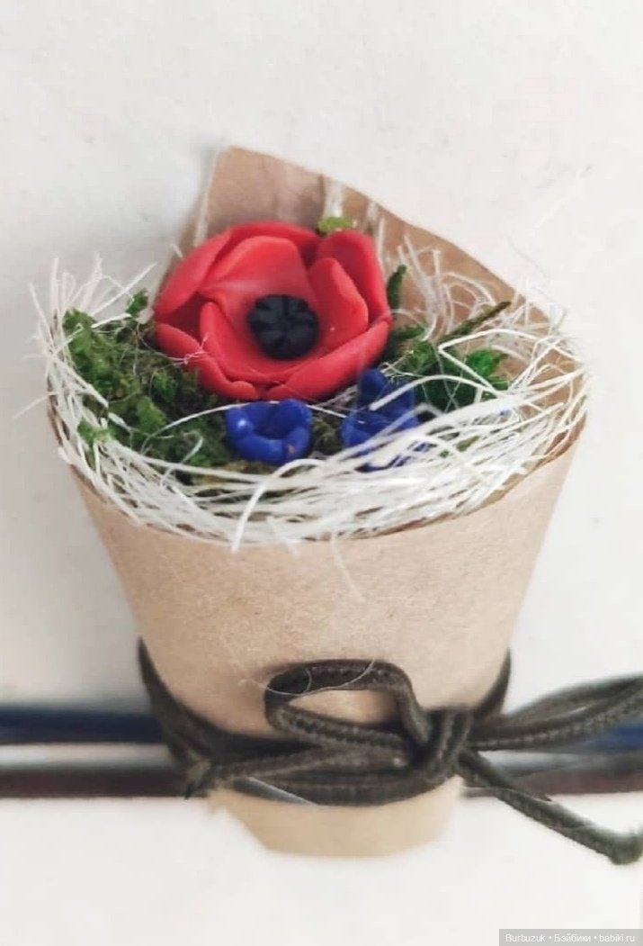 Аксессуар для куольного домика - мини-букетик с маком и голубыми цветочками.