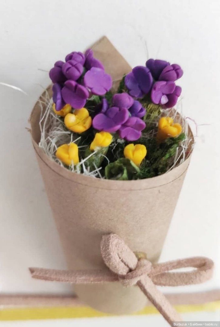 Аксессуар для куольного домика - мини-букетик с цветами сирени.