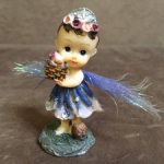 Фигурка феи в синем платье с корзиной цветов