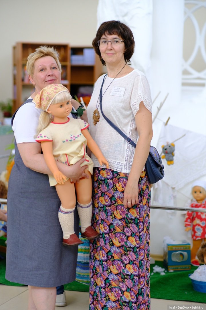 Я с куклой и Аня на выставке