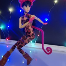 Одиночная программа, выступление МэйЛинь Тао. Розовая пантера. #Соревнования по фигурному катанию. Гран-при среди кукол. Женщины.