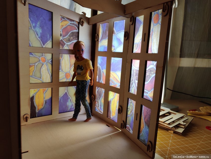 Румбокс с витражами, для кукол 20 см, из фанерного кукольного домика (фото 8)