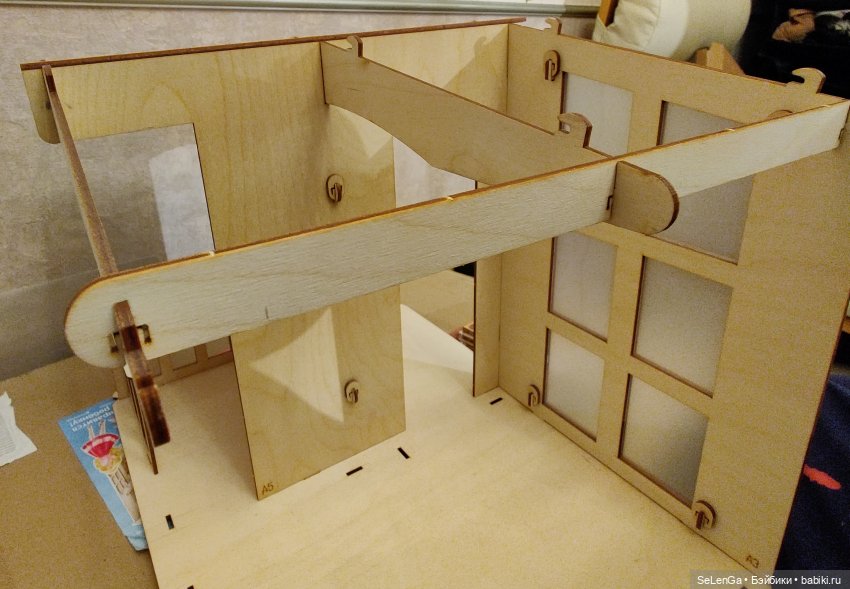 Румбокс с витражами, для кукол 20 см, из фанерного кукольного домика (фото 6)