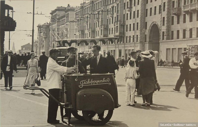 Закулисье АвгустФеста. Аптека, улица, фонарь к сцене из "Мастера и Маргариты" (фото 3)