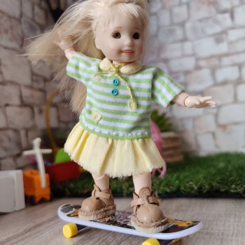 Диля и Лиля на детской площадке Синематографа