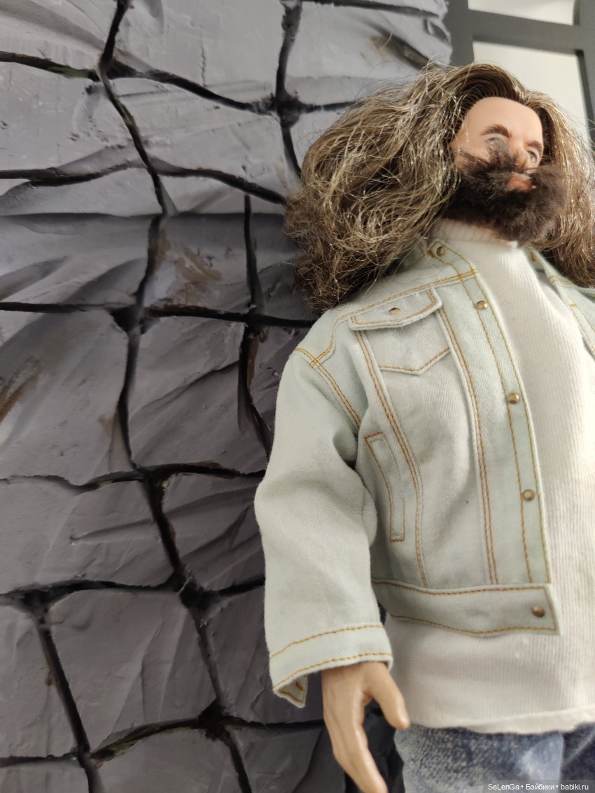 Каменная стена из пенополистерола и паяльник для макетирования