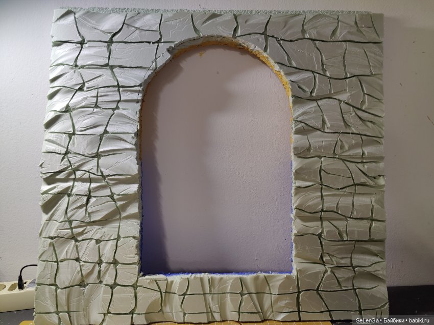 Каменная стена из пенополистерола и паяльник для макетирования