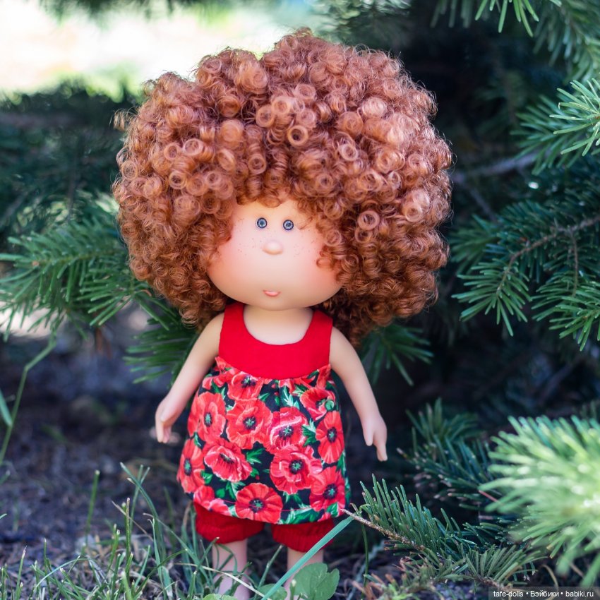 Когда появились первые Мии, то в душу запала именно такая кудряшка с медными волосами. По предзаказу у Евы Крамер мне их не хватило, заказав в другом магазине пришла с другим цветом и менее завитыми кудрями. А потом я наконец-то ее получила. Счастью моему не было предела.