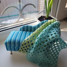 Софа из бархата на металлических ножках