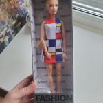 Дефа Люси в дизайнерском платье