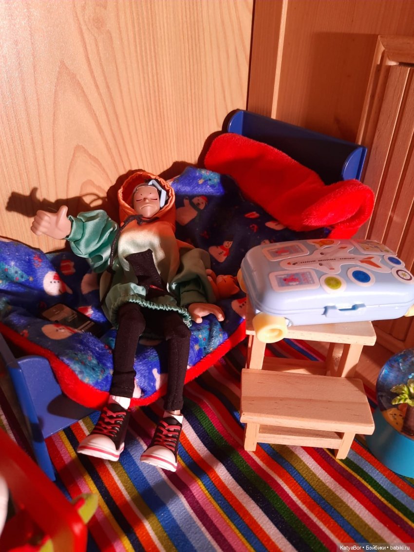 Руби дома🙋‍♀️ и джинн из сувенира🧞‍♂️ (фото 2)