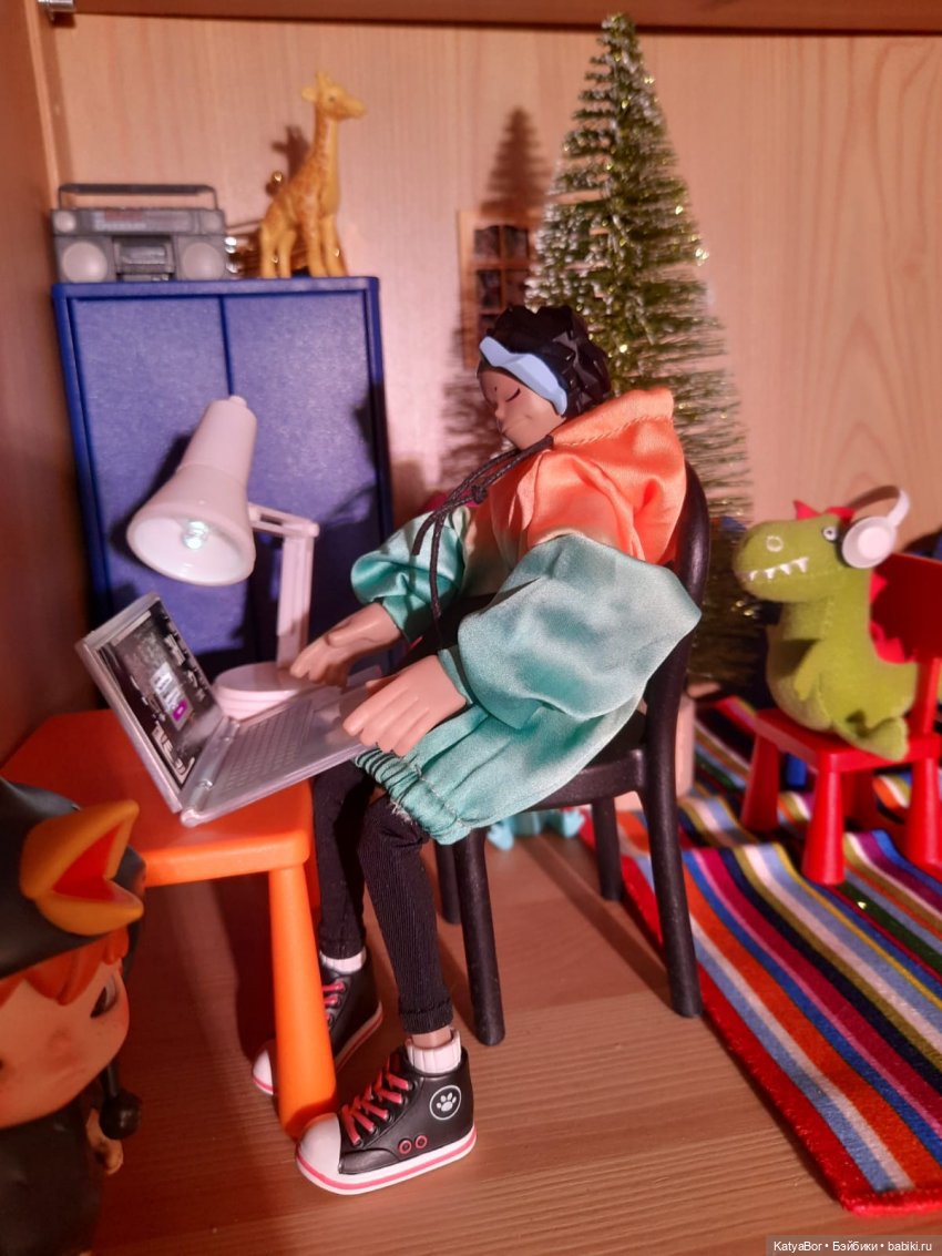 Руби дома🙋‍♀️ и джинн из сувенира🧞‍♂️