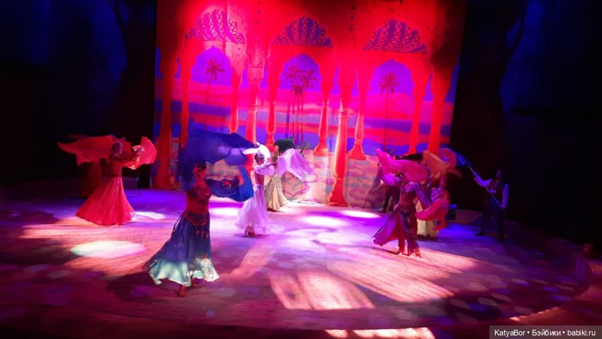 Елка в "Уголке дедушки Дурова"