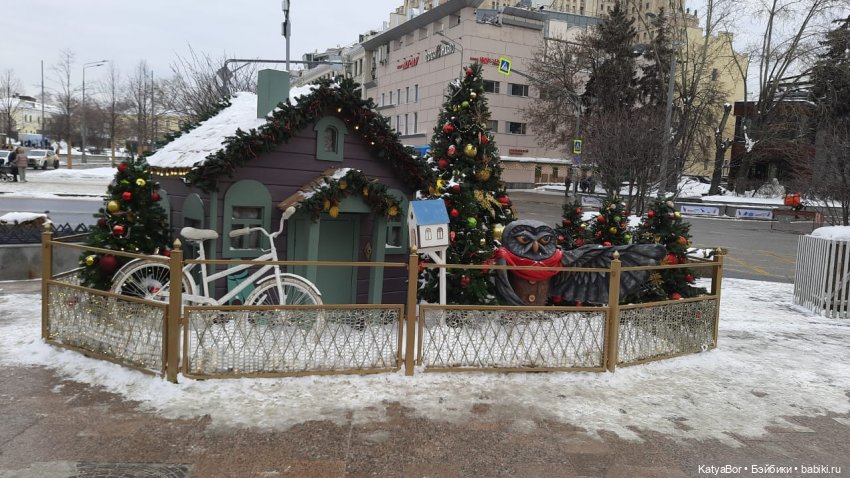 Хорошо было быть Катюшей в это воскресенье, и у зверей тоже есть игрушки